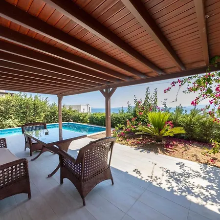 Splendid Villa With Private Pool And Jacuzzi Near Beach In Bodrum Willa
